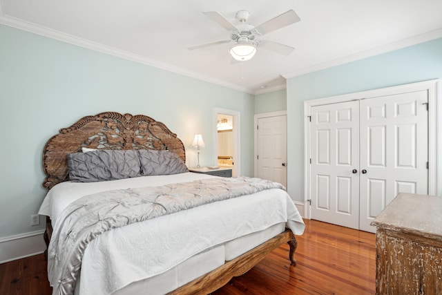 bedroom with crown molding, a closet, wood finished floors, baseboards, and ceiling fan