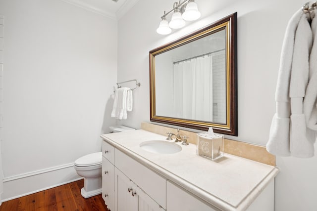 full bath featuring a shower with shower curtain, ornamental molding, toilet, wood finished floors, and vanity