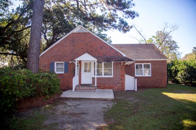 bungalow featuring a front lawn