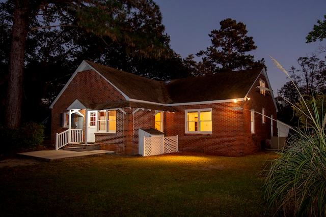 view of front of property with a lawn