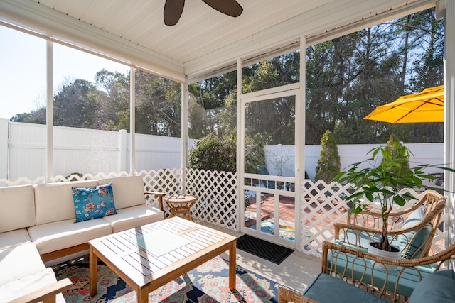 sunroom with ceiling fan