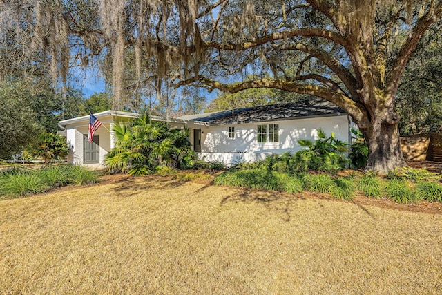 view of front of house featuring a front lawn