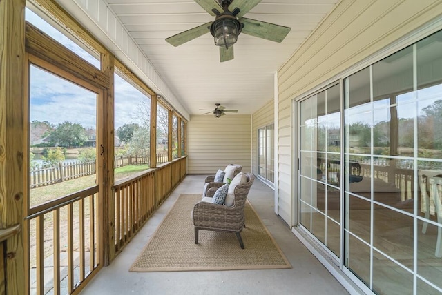 sunroom / solarium featuring a ceiling fan