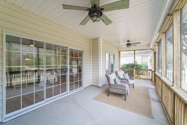 sunroom with ceiling fan