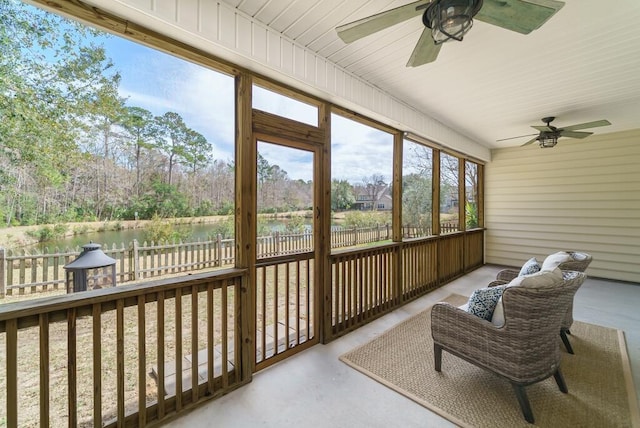 sunroom with ceiling fan