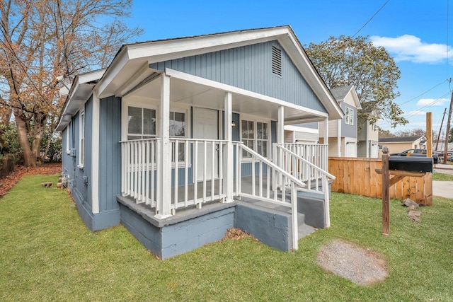 view of front of property featuring a front lawn