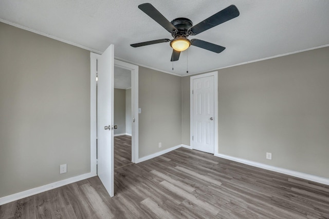 unfurnished bedroom with ceiling fan, ornamental molding, light hardwood / wood-style floors, a textured ceiling, and a closet