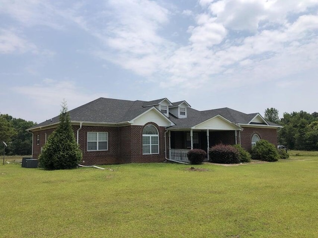 view of front of house with a front yard