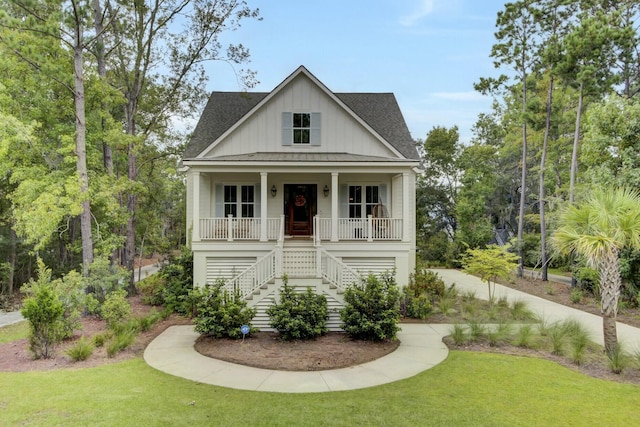 view of front facade featuring a porch and a front yard