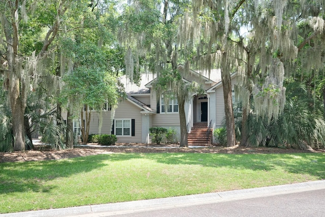 view of front of home featuring a front yard