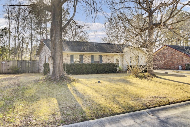 ranch-style home featuring a front lawn