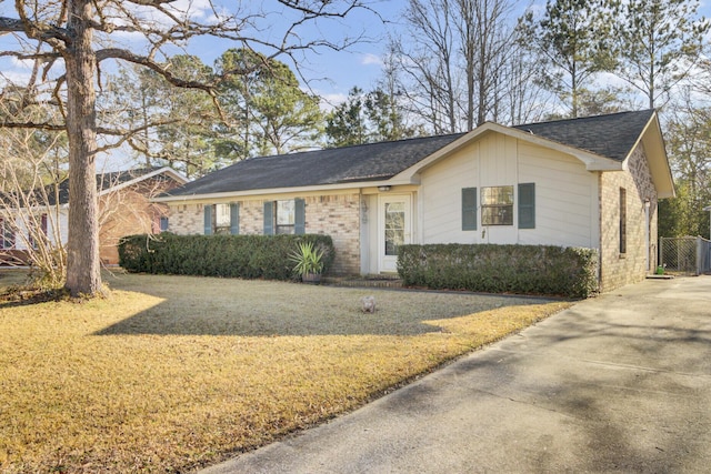 ranch-style home featuring a front yard