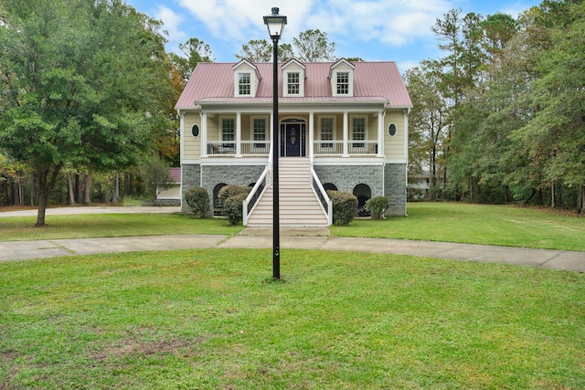 view of front of property featuring a porch and a front yard