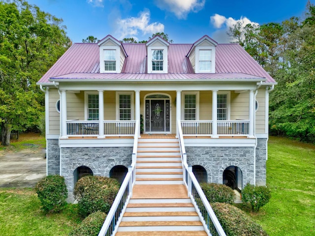 view of front of property featuring covered porch and a front lawn