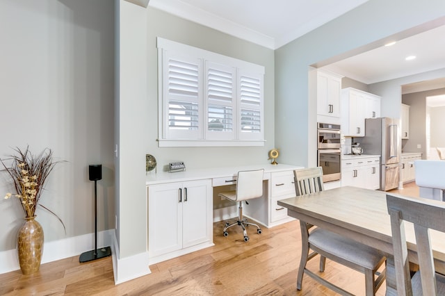 office area featuring ornamental molding, light wood-type flooring, built in study area, and recessed lighting