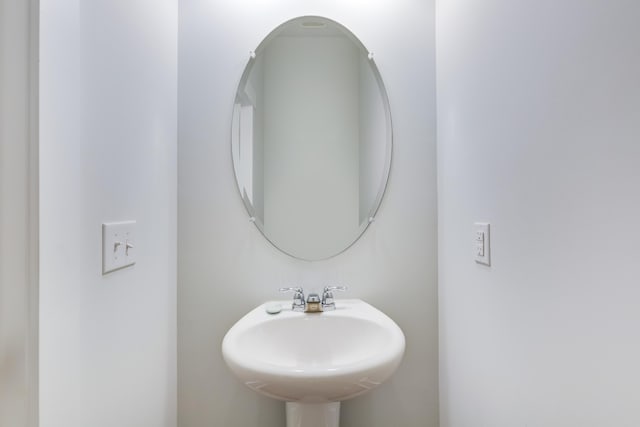 bathroom featuring a sink