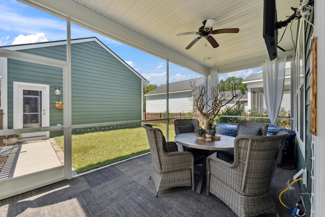 sunroom with ceiling fan