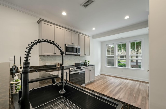 kitchen featuring decorative backsplash, visible vents, appliances with stainless steel finishes, baseboards, and recessed lighting