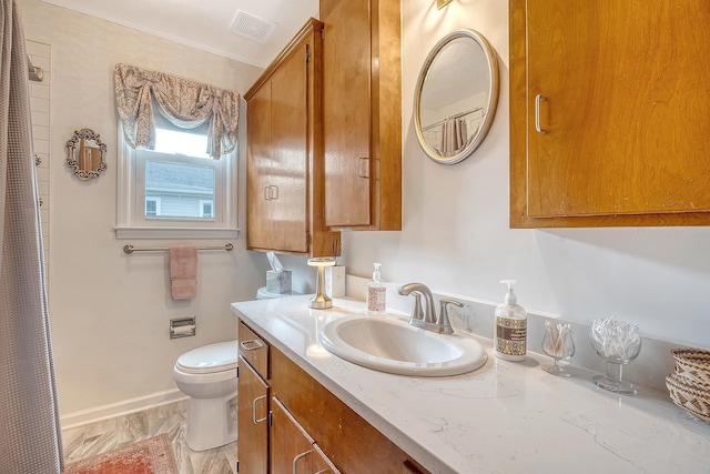 bathroom with curtained shower, visible vents, toilet, vanity, and baseboards