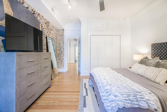 84 Bull St Unit F, Charleston, SC 29401 - bedroom with a closet, crown molding, light wood-style floors, and a ceiling fan