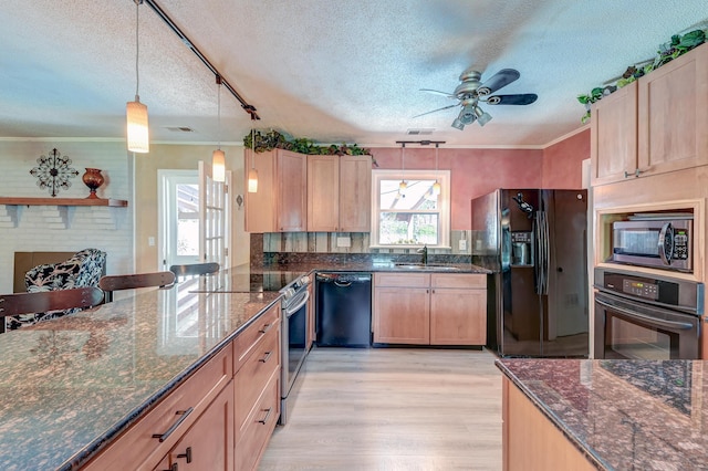 2506 Birkenhead Dr, Charleston, SC 29414 - kitchen featuring a ceiling fan, a textured ceiling, a sink, black appliances, and light wood-style flooring
