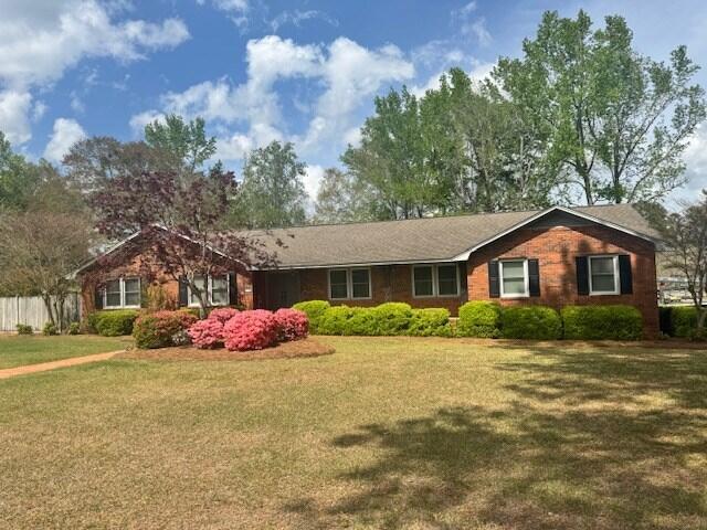 1153 Cherokee Dr, Manning, SC 29102 - ranch-style house with a front yard