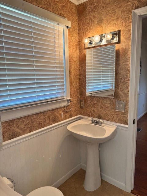 1153 Cherokee Dr, Manning, SC 29102 - half bath featuring wallpapered walls, wainscoting, and toilet