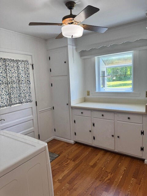 1153 Cherokee Dr, Manning, SC 29102 - laundry room featuring washer / dryer, wood finished floors, and a ceiling fan