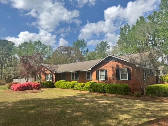 1153 Cherokee Dr, Manning, SC 29102 - ranch-style house with a front yard