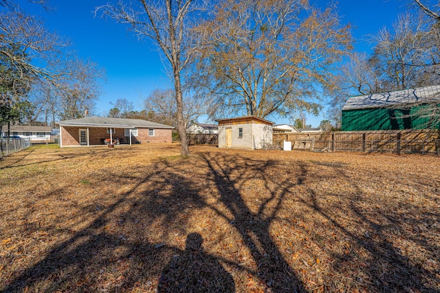 view of yard featuring a shed