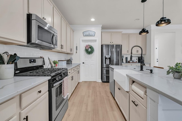 1576 Nautical Chart Dr, Charleston, SC 29414 - kitchen with appliances with stainless steel finishes, a sink, backsplash, light wood-style flooring, and recessed lighting