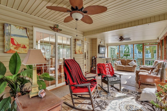 sunroom with ceiling fan