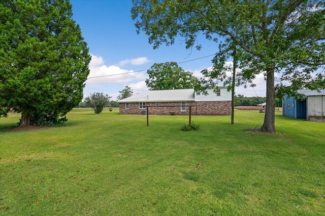 view of yard with a storage unit