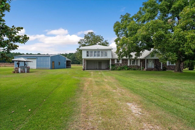 view of yard with an outbuilding