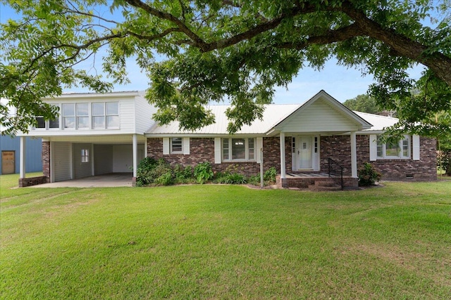 view of front of property featuring a front yard and a carport