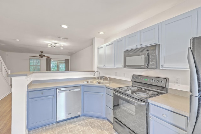 kitchen featuring kitchen peninsula, ceiling fan, sink, blue cabinetry, and black appliances