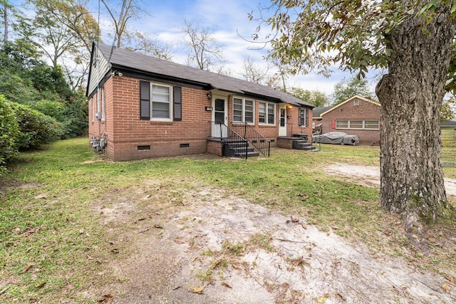 view of front of property with a front lawn