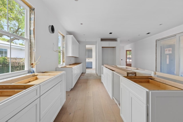 931 Kincade Dr, Mount Pleasant, SC 29464 - kitchen featuring white cabinets, light wood-style flooring, recessed lighting, and a kitchen island