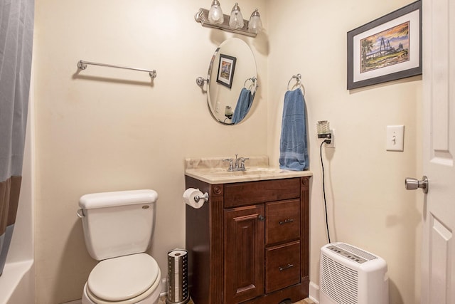 full bathroom featuring toilet, vanity, a shower with curtain, and a bathtub