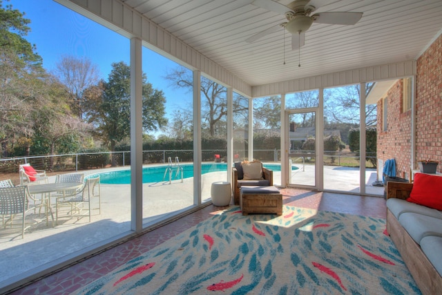 sunroom with ceiling fan