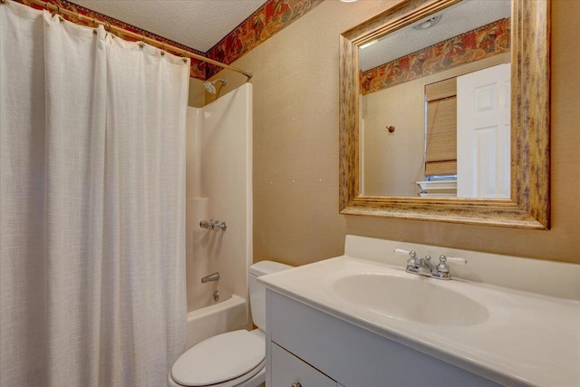 full bathroom featuring a textured ceiling, toilet, shower / bath combo, and vanity