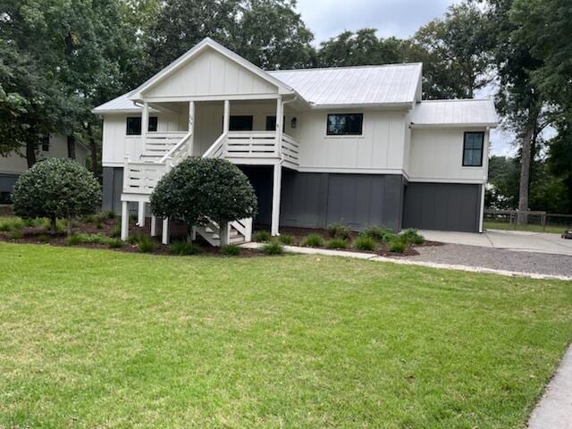 view of front of house featuring a front yard