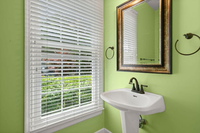 bathroom featuring a sink