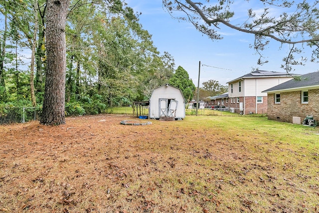 view of yard featuring a shed