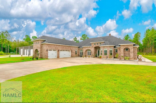 view of front of home featuring a front yard and a garage