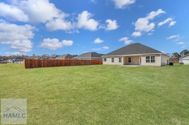 view of yard featuring a patio area