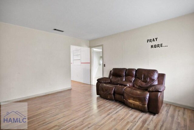985 Seven Oaks Rd, Jesup, GA 31546 - living room with wood finished floors