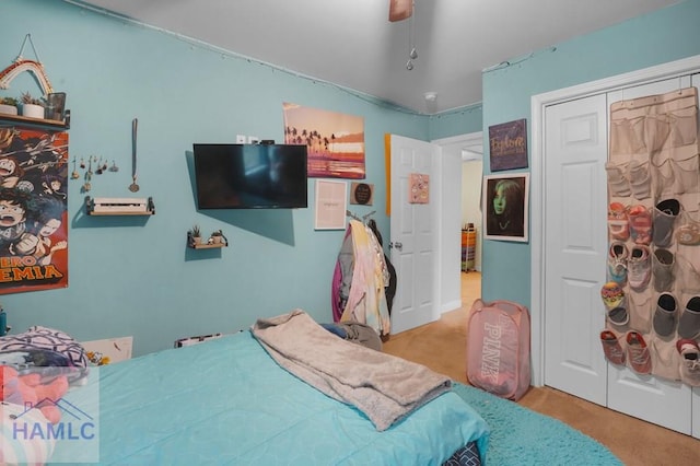 bedroom with carpet flooring, a closet, and ceiling fan