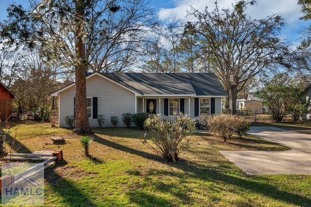 ranch-style house featuring a front yard and a porch