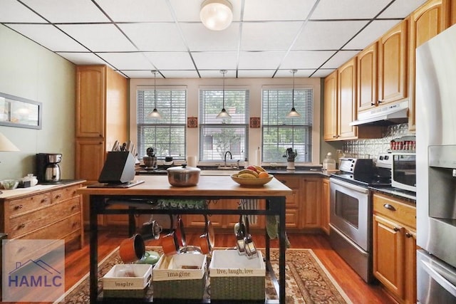 661 E Plum St, Jesup, GA 31546 - kitchen featuring range with electric cooktop, under cabinet range hood, stainless steel refrigerator with ice dispenser, dark wood-type flooring, and a drop ceiling